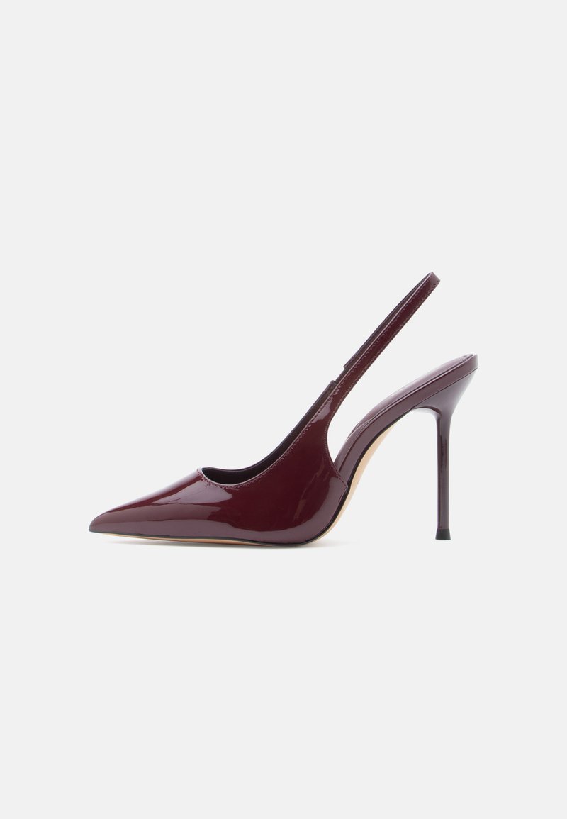 Bordeauxrode slingback hak van lakleer met een spits toelopende neus, smalle naaldhak en een gebogen uitsnijdingsontwerp aan de zijkanten. Gladde textuur.
