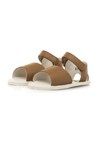 Sandali in pelle marrone con punta aperta, cinturino regolabile e suola bianca. Progettati per il comfort con una texture liscia e uno stile minimalista.