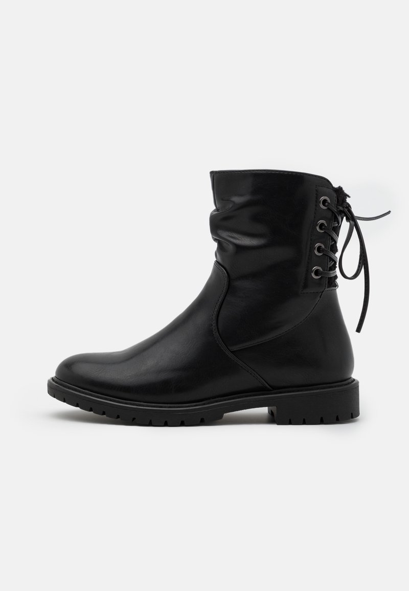Botte en cuir noire mi-mollet avec bout rond, semelle crantée et détail à lacets à l'arrière de la cheville sur fond uni.