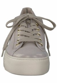 Sneaker grigio chiaro con punta rotonda e suola piatta, caratterizzato da una superficie testurizzata, occhielli dorati e lacci coordinati.