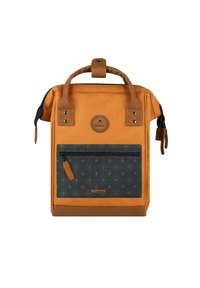 Oranger Stoffrucksack mit braunen Lederakzenten, der eine strukturierte marineblaue Fronttasche, doppelte Griffe und einen Reißverschlussverschluss aufweist.