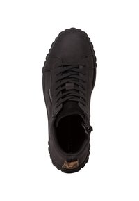 Sneaker noire à la cheville en textile doux avec fermeture à lacets, col rembourré et semelle en caoutchouc robuste avec un extérieur texturé et un détail de logo.