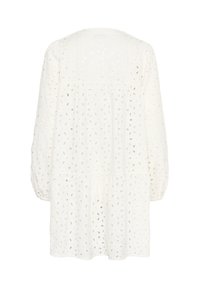 Vit blus med blomsterbroderad ögla, puffärmar och ett lager-på-lager-design. Mjuk textur, rund halsringning och inga synliga hårdvarudetaljer.
