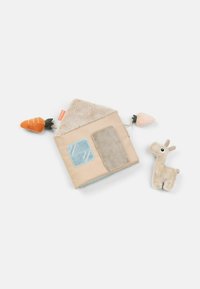 Libro de tela suave diseñado como una casa con un techo esponjoso, que presenta parches azules y grises, y acompañado de una llama de peluche y zanahorias de juguete coloridas.