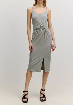 Graues, ärmelloses Kleid mit einem verdrehten Vorderteil und einem hohen Schlitz bis zum Oberschenkel. Hergestellt aus weichem Stoff mit einer figurbetonten Silhouette.