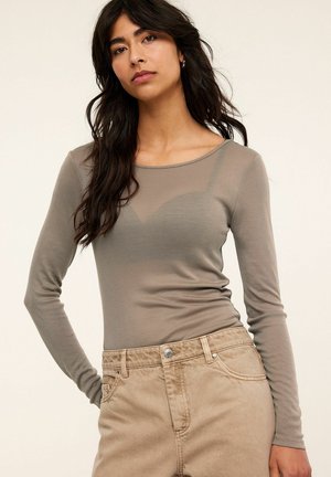 - Bluzka z długim rękawem