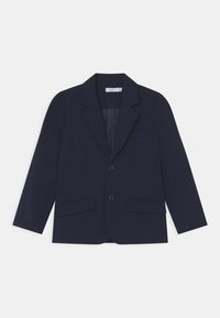 Námořnická modrá blejzr s vyplněnými klopami, uzavíráním na jeden knoflík, dvěma předními kapsami a kapsou na prsou. Hladká textura, klasický design.