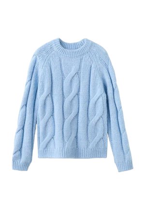 Lyseblå strikket sweater med rund halsudskæring, prydet med kabelstrikmønstre og ribstrikkede ærmekanter og linning. Blød tekstur og afslappet pasform.
