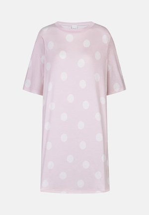 Rosa T-Shirt-Kleid mit kurzen Ärmeln, rundem Ausschnitt und großen weißen Punkten, die gleichmäßig über den Stoff verteilt sind. Weiches Baumwollmaterial.