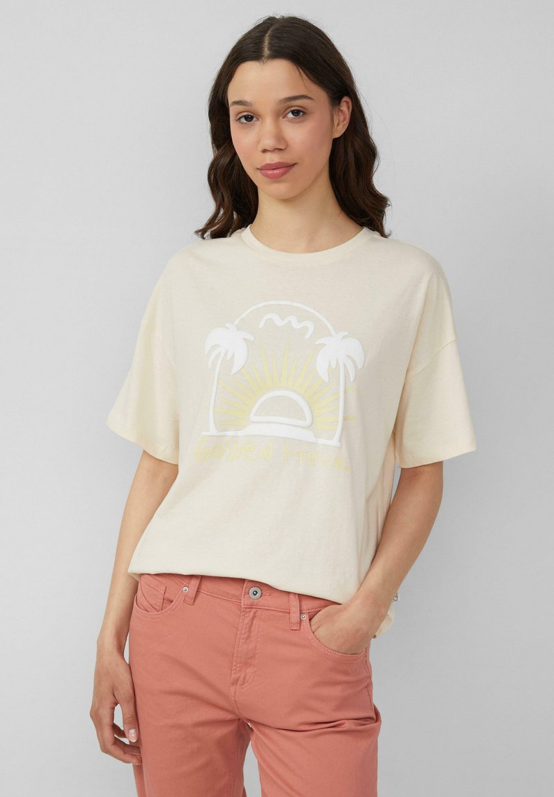 Crèmekleurig katoen T-shirt met korte mouwen, voorzien van een graphic design van palmbomen en een zon met "GOLDEN HOUR" in het geel.