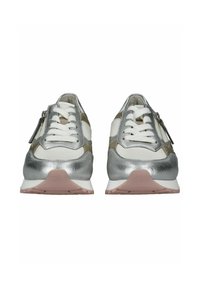 Sneaker metallici argento con accenti bianchi e dorati. Presentano lacci, un dettaglio con zip sul lato e una suola in gomma rosa testurizzata.