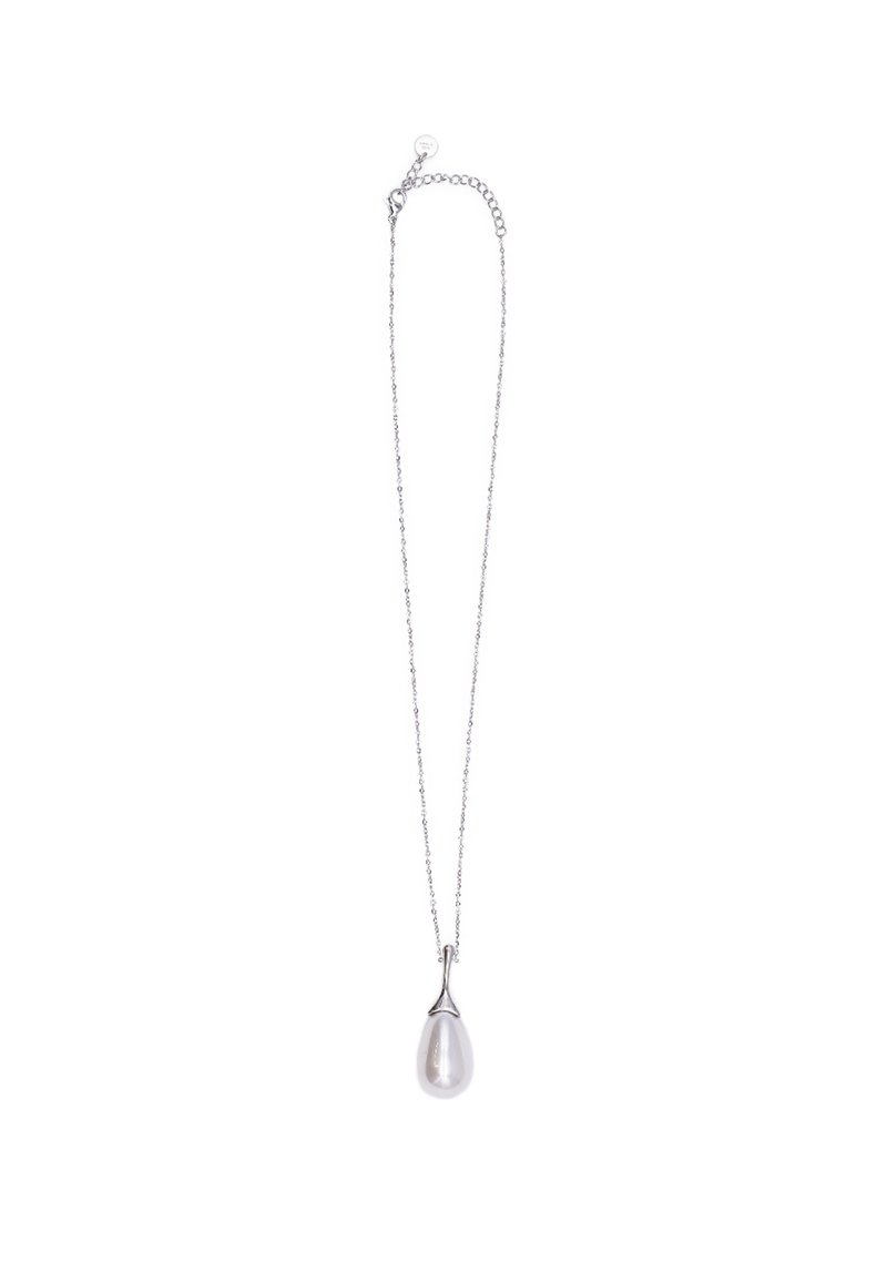 Collana in argento con un pendente a forma di lacrima in perla bianca con superficie liscia e lucida. Design semplice con dettagli minimi.