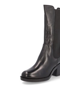 Botte mi-mollet en cuir noir avec bout arrondi, talon bloc et panneau latéral élastique pour un enfilage facile, présentée sur un fond blanc.