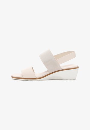 Beige sandalen met open teen, voorzien van twee brede banden, een elastische achterriem en een lage witte sleehak.