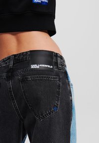 Karl Lagerfeld Jeans MID-RISE RELAXED BLOCKED - Trapézfarmer - washed light blue black