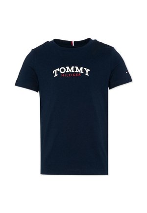 T-shirt blu navy a maniche corte con scritta bianca "TOMMY" e rossa "HILFIGER" sul petto, piccolo logo sulla manica sinistra.