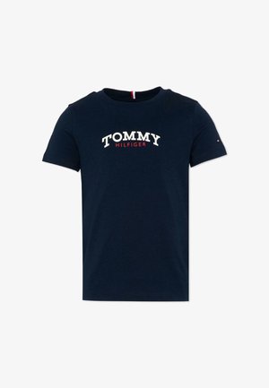 Navyblauw T-shirt met korte mouwen, met witte tekst "TOMMY" en rode tekst "HILFIGER" op de borst, klein logo op de linker mouw.