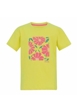 Camiseta amarilla de manga corta con estampado central cuadrado de grandes flores rosas y hojas verdes, logo de la marca Regatta en la esquina inferior derecha.