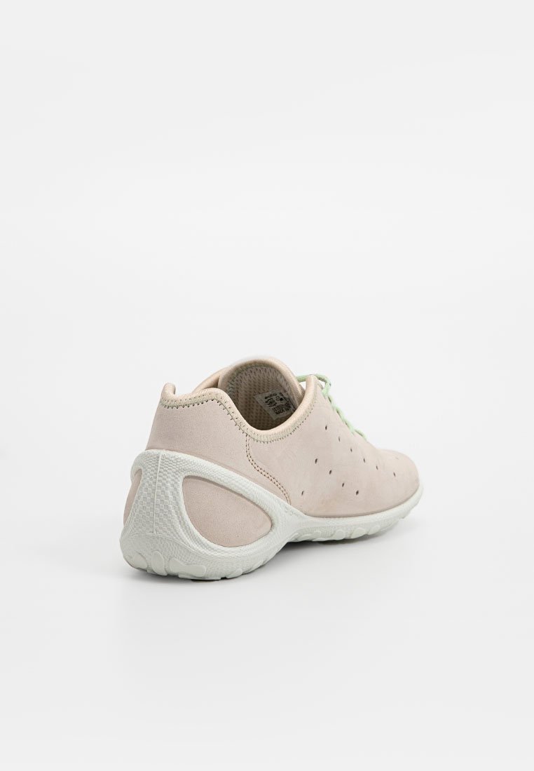 Jasnoróżowy but sportowy z perforowanymi bokami, teksturowanym materiałem, białą gumową podeszwą i zielonymi sznurówkami, z zaokrąglonym wzorem pięty.