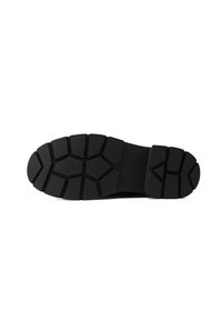 Suela de zapato de goma negra con un patrón de relieve,texturizado y robusto. Presenta ranuras anchas para mejorar la tracción y la estabilidad.