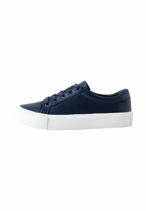 Sneakers in pelle blu navy con lacci, suola in gomma bianca, punta arrotondata e dettagli di cucitura minimi, progettati per un uso casual.