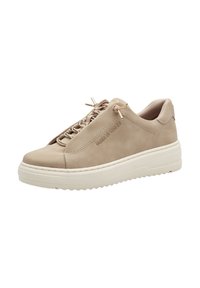 Basket beige en daim avec une semelle blanche épaisse, présentant un design de laçage unique et une marque discrète sur le côté. Texture lisse et forme arrondie.