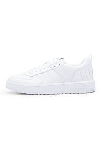 Baskets blanches en cuir lisse avec un bout arrondi, un laçage à l'avant et une semelle en caoutchouc texturé. Les côtés présentent un logo en relief.