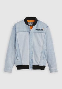 Jasnoniebieska kurtka dżinsowa z czarnymi ściągaczami na mankietach i u dołu, dwoma bocznymi kieszeniami oraz logo McLaren wyhaftowanym na lewej górnej części klatki piersiowej.