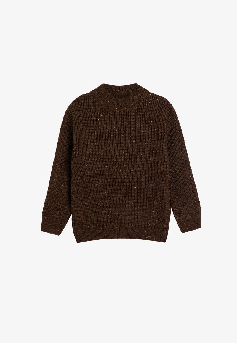 Brauner Strickpullover mit gerippter Struktur, leichtem Rollkragen, langen Ärmeln und verstreuten hellen Flecken im gesamten Stoff.