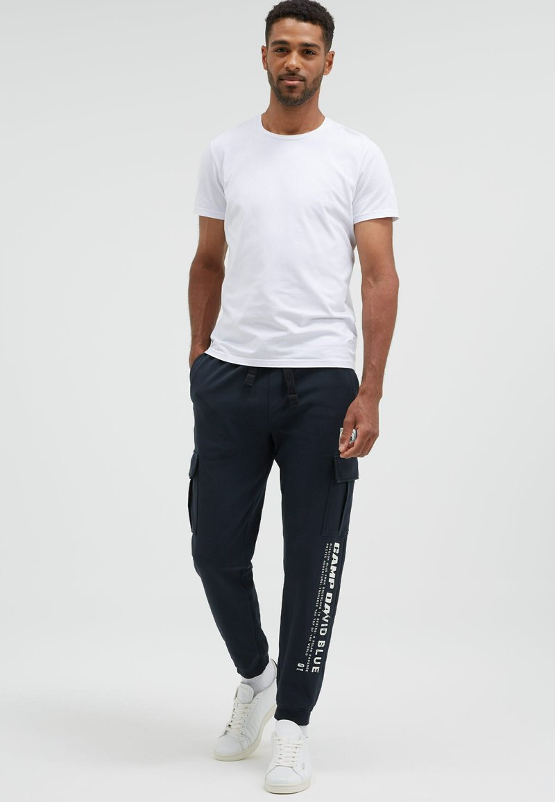 Camp David JOGGING MIT BEINTASCHEN UND PRINTS - Cargohose - blue  navy/dunkelblau - Zalando