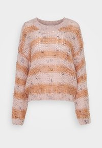 Pull en maille épaisse avec tissage lâche présentant des rayures horizontales beige et brun clair ainsi que des poignets et un ourlet côtelés.