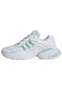 Baskets blanches de sport avec des accents bleu sarcelle clair, tige en mesh, semelle coussinée et fermeture à lacets, vues de côté droit sur un fond blanc.