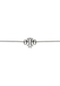 Sølvr bracelet med et glat kædedesign, der har en central perle prydet med klare sten og metal accenter på hver side.