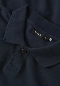 Navy Poloshirt aus strukturiertem Stoff, mit einer Knopfleiste mit drei Knöpfen, einem Kragen und einem Etikett mit der Aufschrift "LMTD". Weicher, normaler Schnitt.