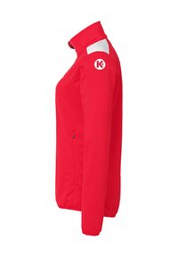 Rød jakke med høj krave, sidelommer og en hvid accent nær skulderen. Har et cirkulært logo på venstre ærme. Glat tekstur.