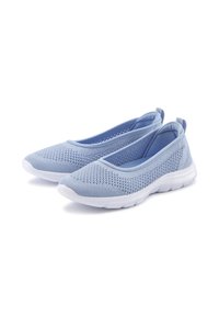 Helle blaue, gestrickte Slip-On-Schuhe mit einem strukturierten Muster und einer weißen Gummisohle. Elastischer Kragen für einfaches Anziehen.