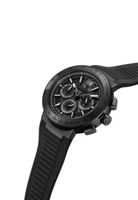 Melns hronogrāfu pulkstenis ar teksturētu melnu gumijas siksnu, apaļu korpusu un vairākiem sub-dialiem. Ietver takimetra skalu un metāla akcentus.