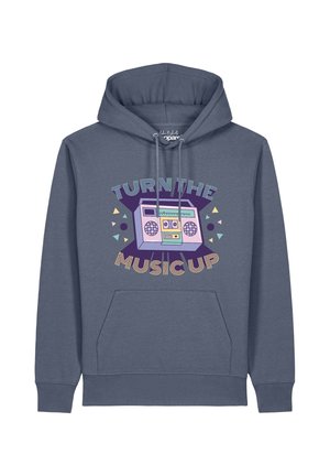 Dunkelblauer Hoodie mit Fronttasche, Kordelzug und einer bunten Kassettenspieler-Grafik mit dem Text "Turn the music up" auf der Vorderseite.
