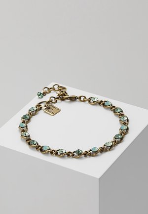 Bracelet avec chaîne en bronze entrelacée de pierres précieuses bleu clair et vertes, doté d'une petite plaque métallique rectangulaire.