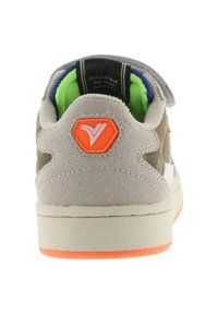 Sneaker in suede grigio con suola intermedia bianca e suola esterna arancione. Presenta un logo esagonale arancione sul tallone e una fodera interna verde.