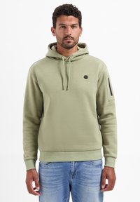 Olijfgroene pullover hoodie van zachte stof, met een kangoeroezak aan de voorkant, verstelbare trekkoorden en een zijritszak.