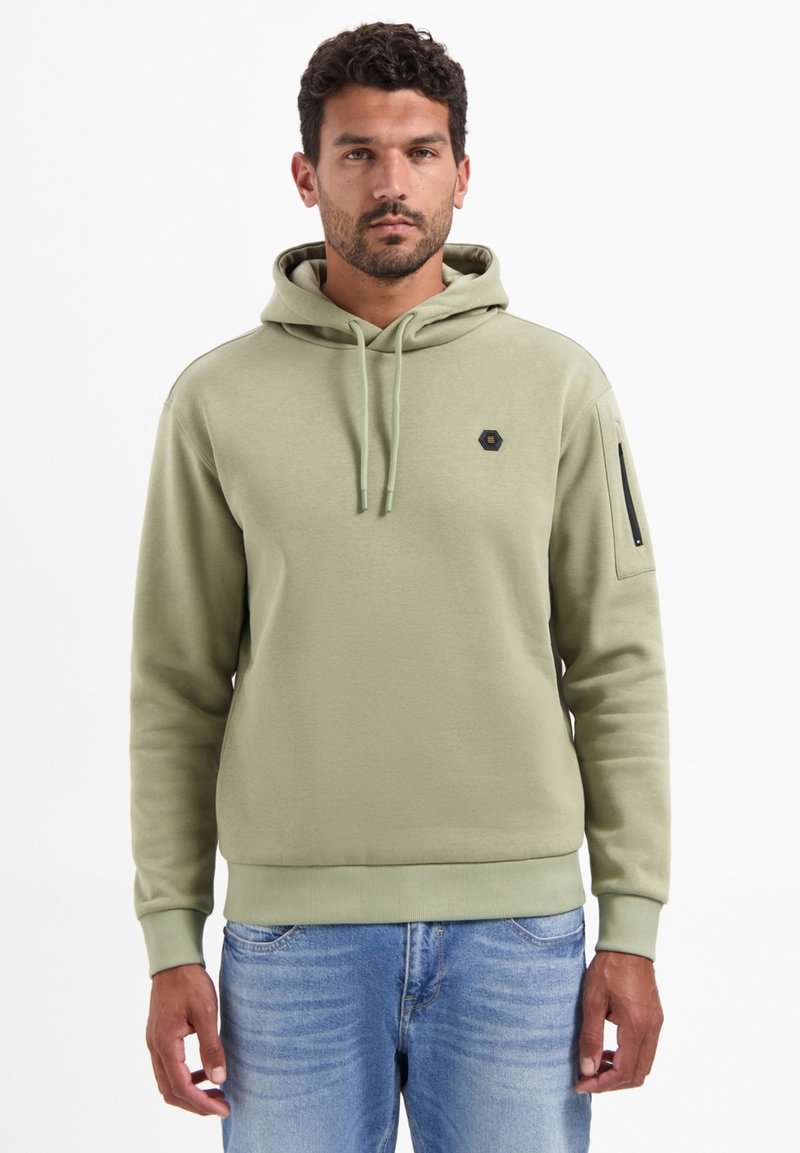 Olijfgroene pullover hoodie van zachte stof, met een kangoeroezak aan de voorkant, verstelbare trekkoorden en een zijritszak.