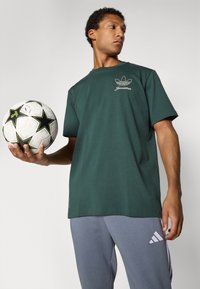 adidas Originals JUVENTUS ICON - Klubbklær - shadow green