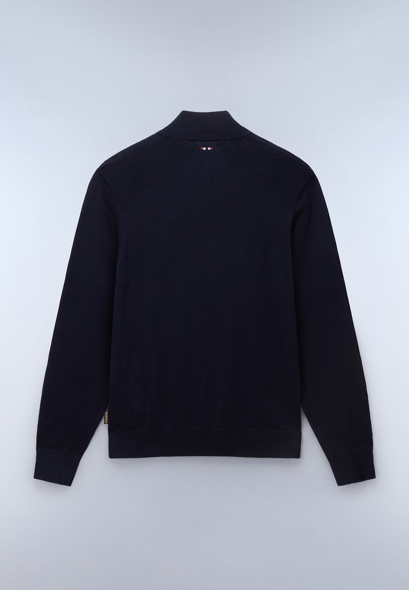 Pull en tricot bleu marine avec un col côtelé, des manches longues et des panneaux d'épaule texturés. Détail de logo subtil à l'arrière du cou.