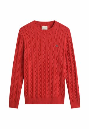 Roter Pullover mit Zopfmuster, langen Ärmeln, rundem Ausschnitt und kleinem gesticktem Logo auf der linken Brust.