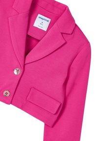 Blazer rosa corto realizzato in tessuto morbido con colletto a risvolto, dettagli con bottoni argentati e una singola tasca frontale. Etichetta visibile all'interno.