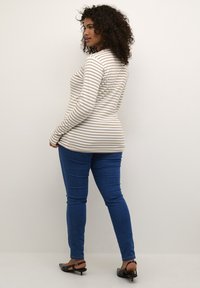 Kaffe Curve KCLIA - T-shirt à manches longues - chalk chincilla red heart