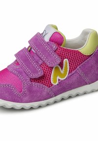 Scarpa sportiva viola con materiali in mesh e suede, cinturini in Velcro, dettaglio giallo del logo e suola in gomma bianca testurizzata.
