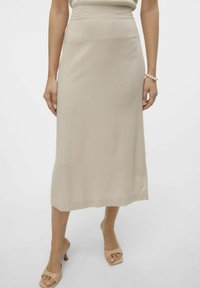 Beige midilanger Rock aus glattem, leichtem Stoff mit geradem Schnitt, figurbetonter Taille und minimalen Nahtdetails.