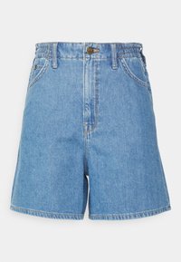 Svetle modré džínsové šortky s elastickým pasem, předními kapsami a rovným střihem. Má jemné švy a čistý lem.